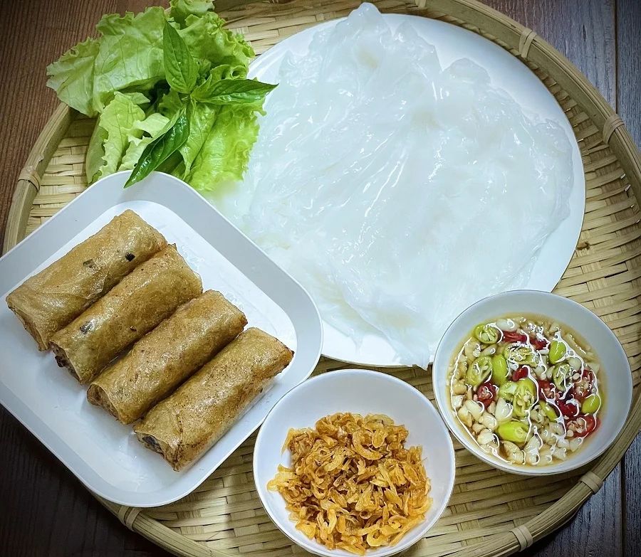 There’s a dish in Quang Binh that looks simple… but after eating one roll, you’ll want to order more right away: Ram Bánh Mướt! - ảnh 8