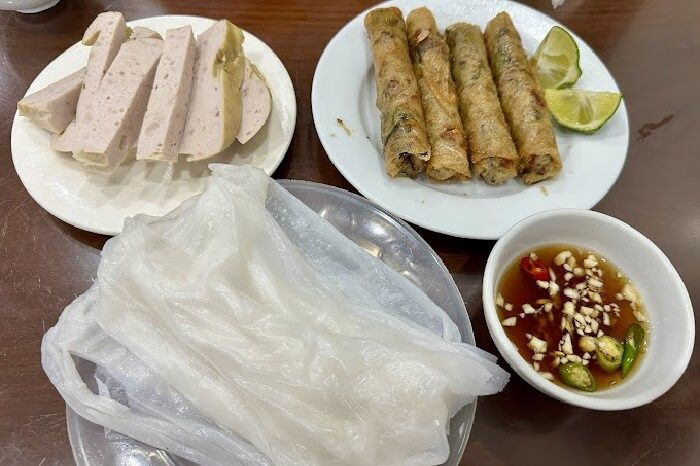 There’s a dish in Quang Binh that looks simple… but after eating one roll, you’ll want to order more right away: Ram Bánh Mướt! - ảnh 9