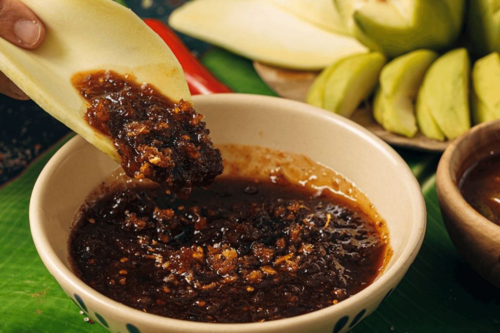 Quang Tri's Snacks Are Being Sought After by Tourists Because They Are So Irresistible - ảnh 3