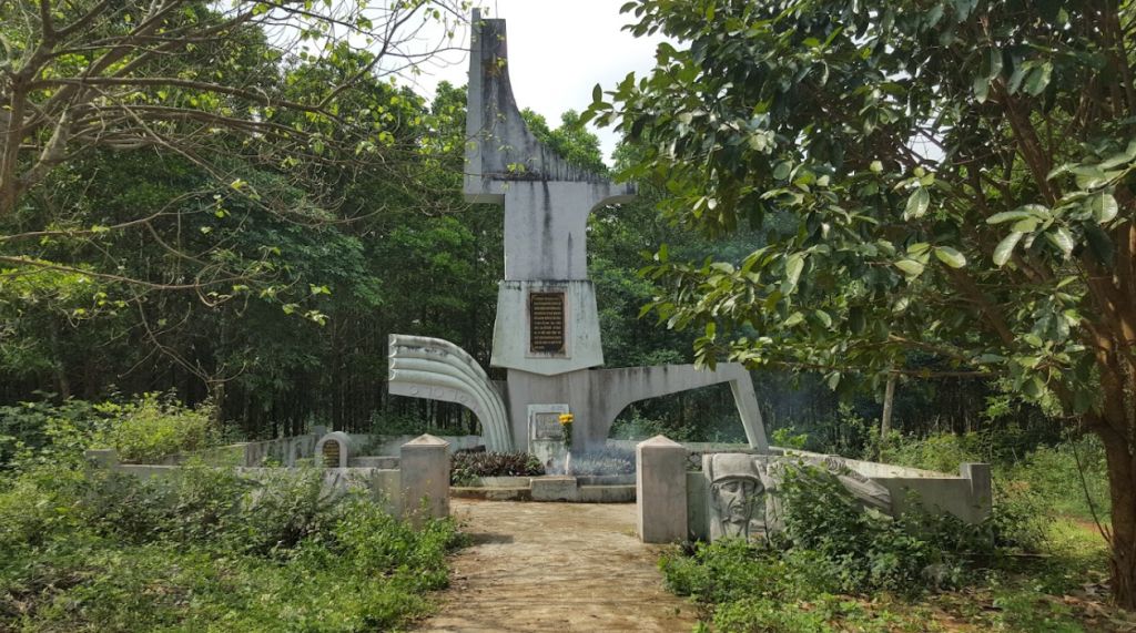 There is a "steel fortress" in Quang Tri that, even now standing amidst the windy hills, still evokes the atmosphere of the battlefield from years ago: Camp Carroll.