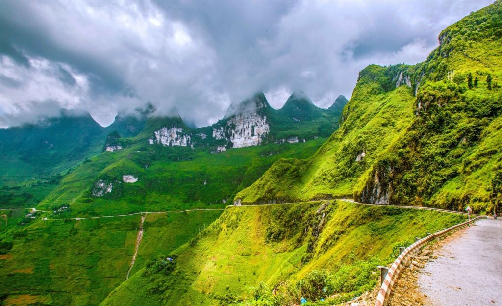 Mã Pì Lèng - where the roads touch the clouds of Ha Giang. - 1