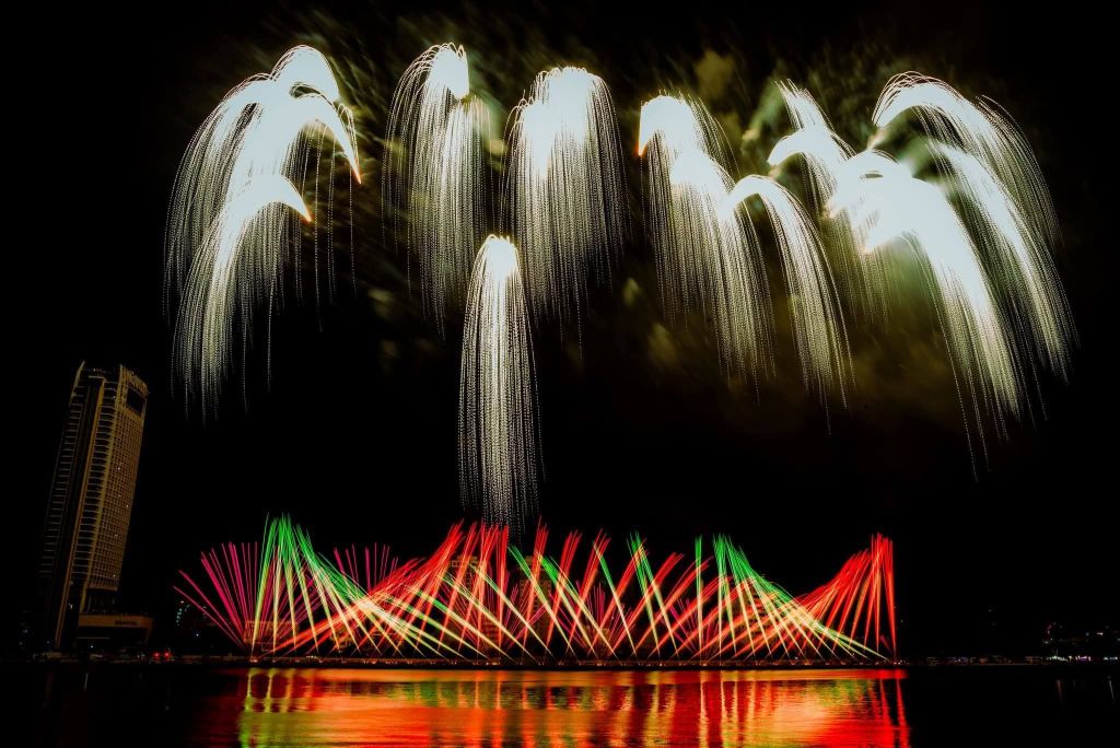 The colorful journey has officially begun in the sky over Da Nang... - 1