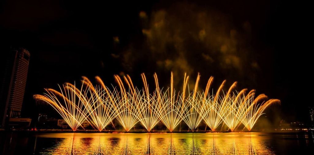 The colorful journey has officially begun in the sky over Da Nang... - 2