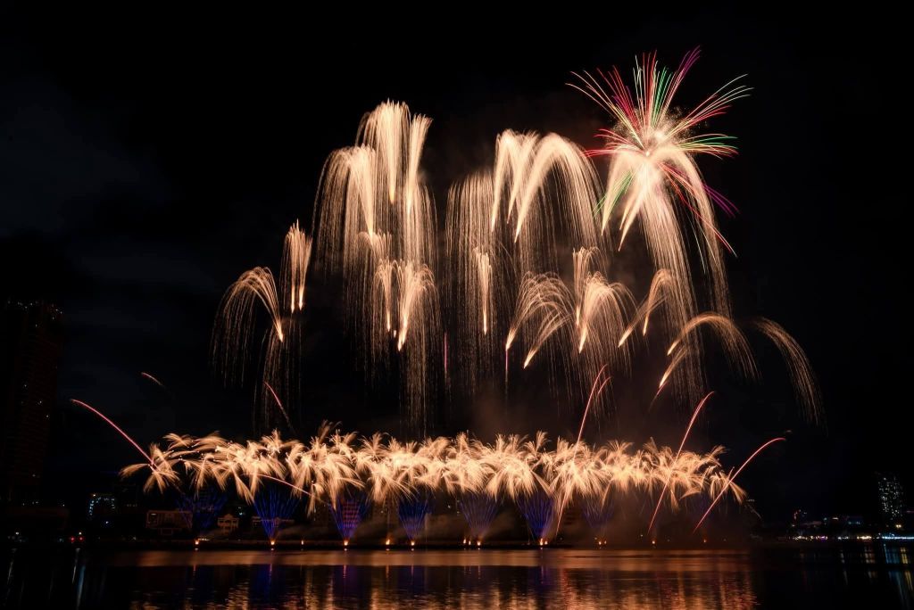 The colorful journey has officially begun in the sky over Da Nang... - 4