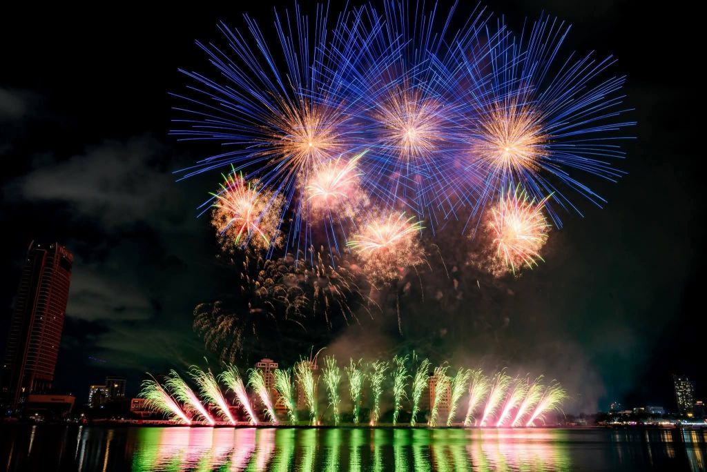 The colorful journey has officially begun in the sky over Da Nang... - ảnh 9