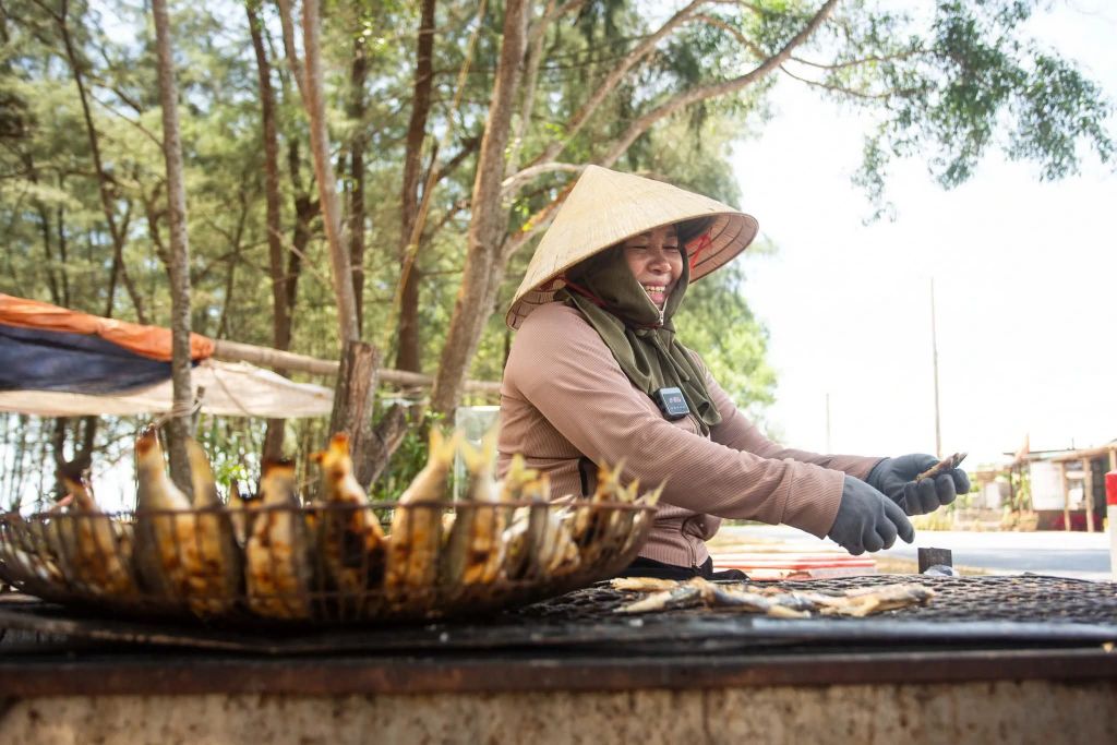 Enjoy Freshly Grilled Mackerel Right Off The Charcoal Grill At The Beach In Quang Tri. - 2