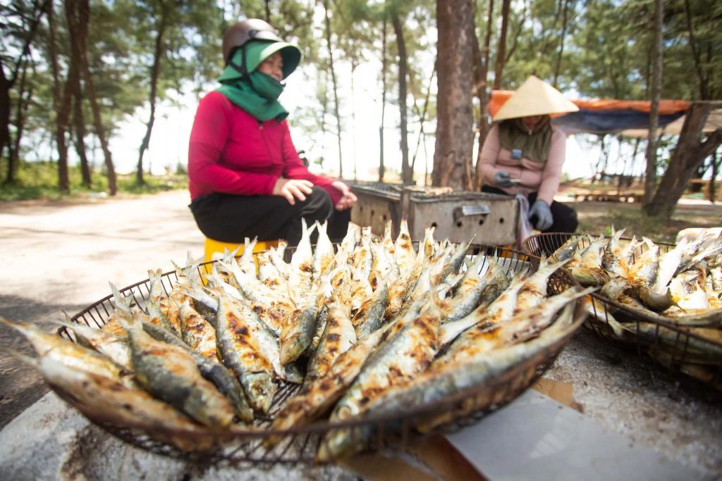 Enjoy Freshly Grilled Mackerel Right Off The Charcoal Grill At The Beach In Quang Tri. - 4