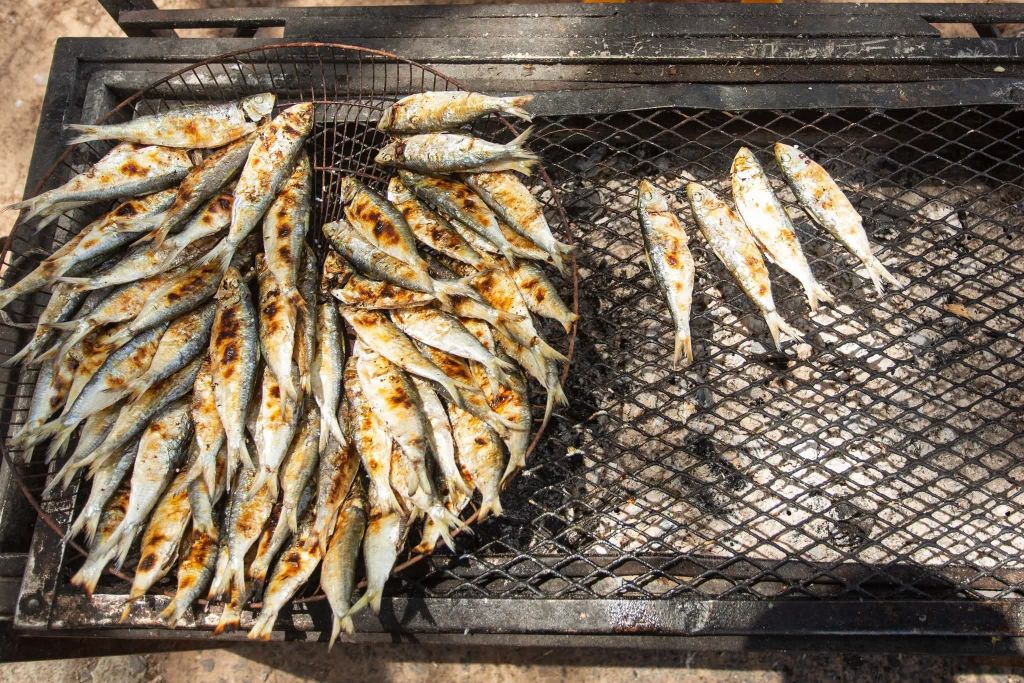 Enjoy Freshly Grilled Mackerel Right Off The Charcoal Grill At The Beach In Quang Tri. - ảnh 5