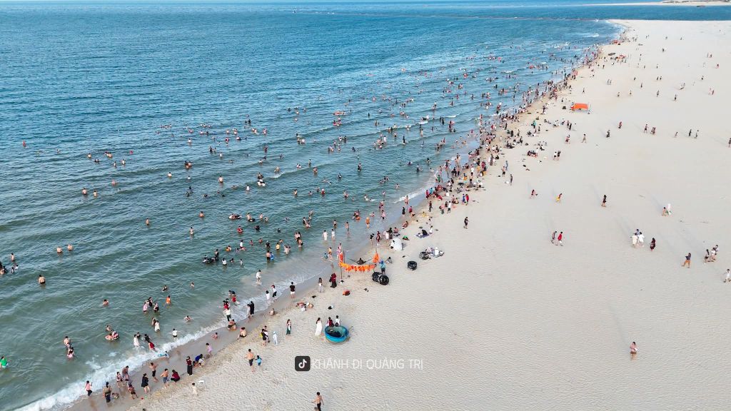 Sharing The Experience Of Tourists At Cua Viet Beach On The 5Th Day Of The Lunar Month. - 2
