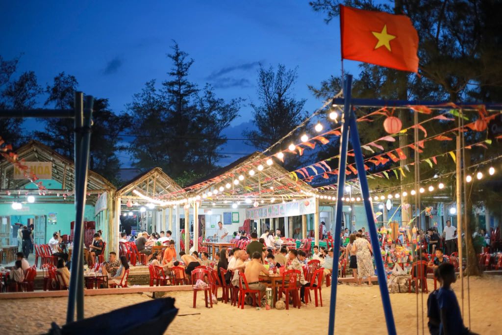 Sharing The Experience Of Tourists At Cua Viet Beach On The 5Th Day Of The Lunar Month. - ảnh 12