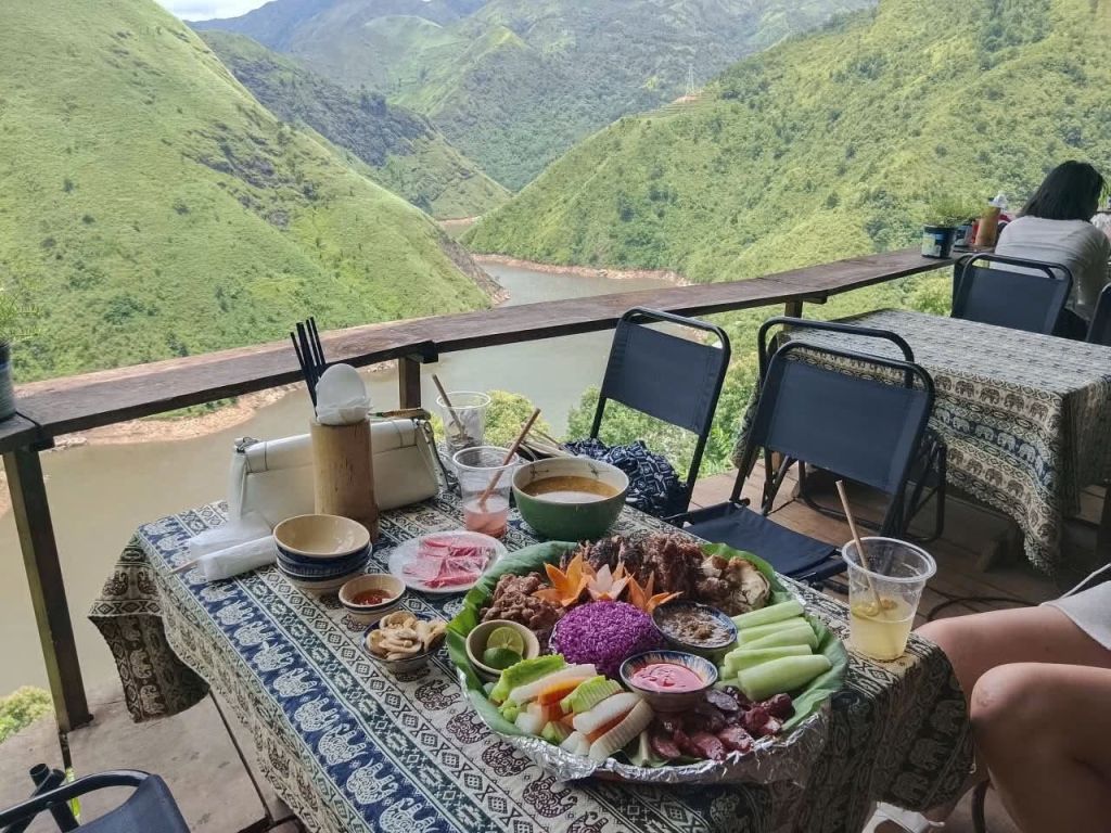 Thào Cô Đơn – The Coffee Shop With A Stunning View Of The Million-Dollar Stream, One Of The Best In Tà Xùa.