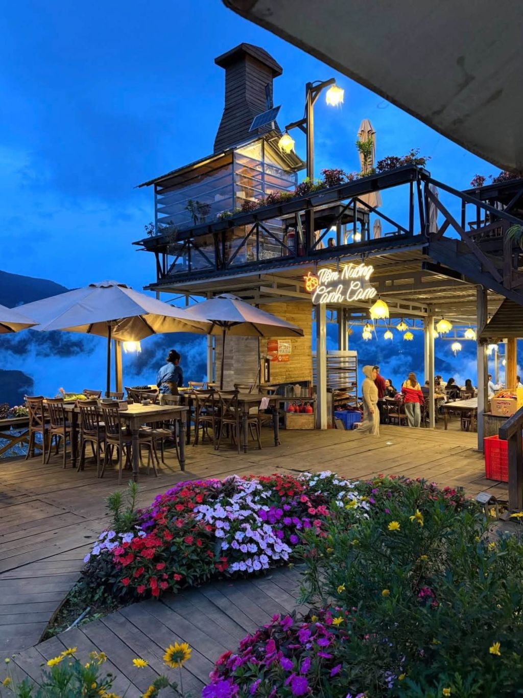 Tà Xùa Chicken Wing Grill – A Cozy Little Corner Amidst The Sea Of Clouds In Northwest Vietnam.