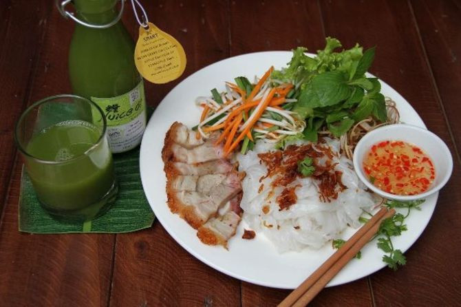 Thử Bánh Ướt Phương Lang Với Đồ Ăn Kèm Và Nước Chấm - 4