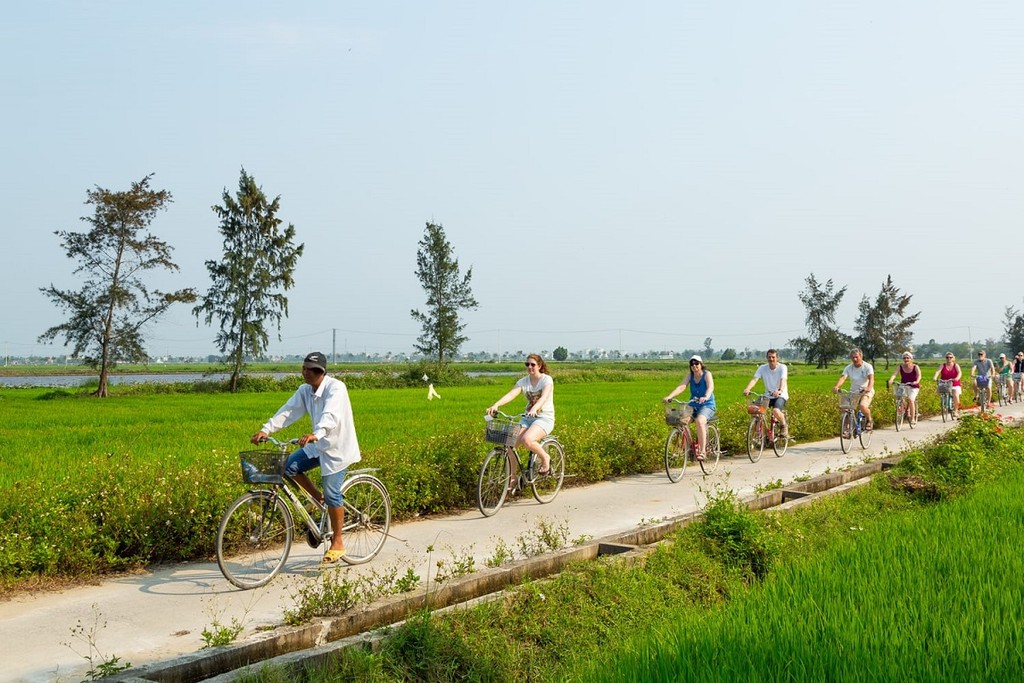 Cycling In Cam Kim At The Pace Of The Slowest Person In The Group. - 2