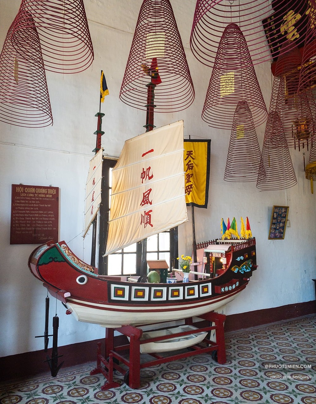Two Guild Halls, Two Perspectives On Hoi An Architecture. - ảnh 5