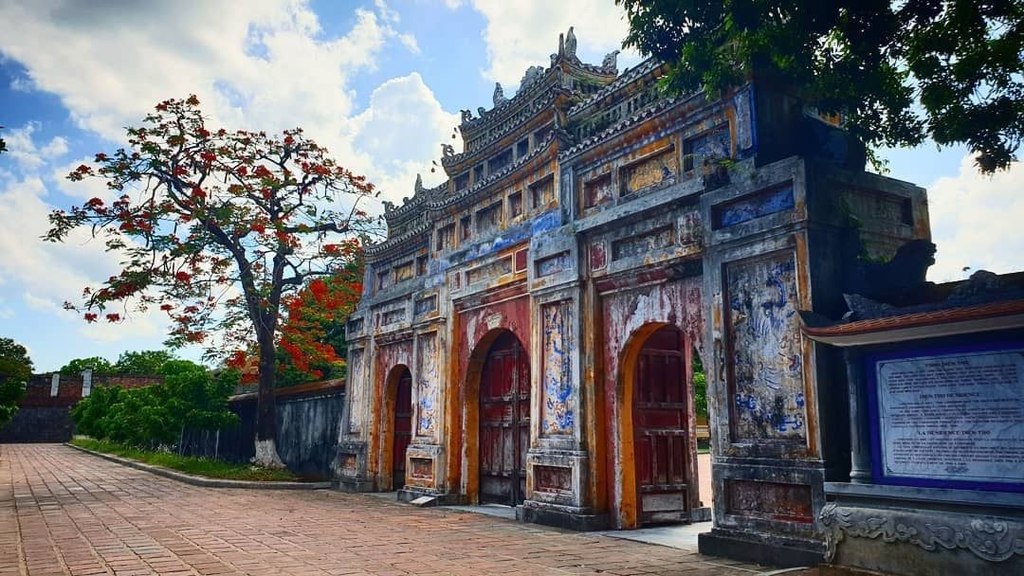 Lăng Minh Mạng: Xem Cổng, Điện Thờ Và Hồ Nước Trong Cùng Một Khuôn Viên - 3