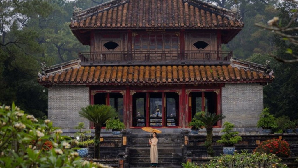 Lăng Minh Mạng: Xem Cổng, Điện Thờ Và Hồ Nước Trong Cùng Một Khuôn Viên - ảnh 5