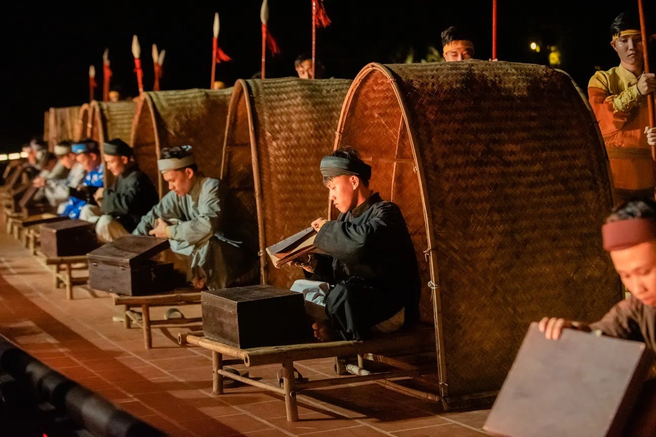 Được tổ chức ngoài trời với bối cảnh là một ngọn núi và một hồ nước lớn